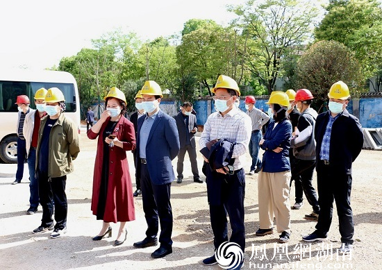 尹正锡(前排右二)在市第三社会福利院建设工地现场调研